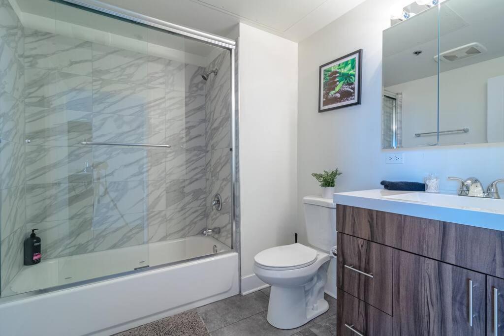 Skyline 2br In South Loop With Optional Parking & Gym Access Near Museum Campus And Mccormick Place *